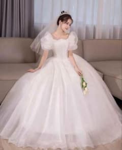 ホワイト プリンセスライン ウェディングドレスのサムネイル