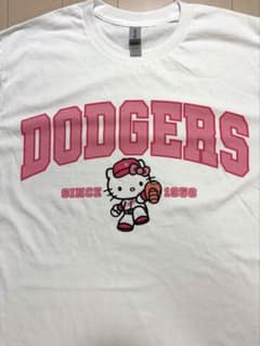ハローキティ ロサンゼルス・ドジャース Tシャツ Mサイズ 可愛い】ハローキティ × ロサンゼルス・ドジャース Tシャツ Mサイズ