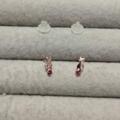 ねこ　ピアス　ルビーのサムネイル