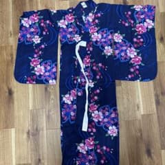 花柄ネイビー浴衣 130㎝　綿100%のサムネイル