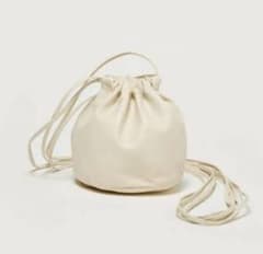 新品タグ付き　AURALEE × AETA 巾着ショルダーバッグ　クリーム色 新品タグ付き AURALEE × AETA 巾着ショルダーバッグ クリーム色 - メルカリ