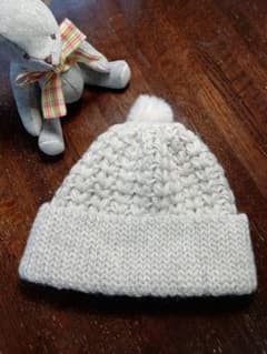 新品 未使用 ニット帽 ファーぽんぽん ハンドメイド 手編みのサムネイル
