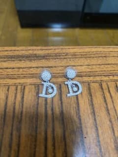 Dior Dロゴ ラインストーン ピアス 両耳用のサムネイル