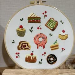 美味しそうなたくさんのデザート　フランス刺繍ボード　刺繍フレーム　インテリア