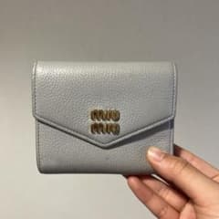 MIU MIU グレー 三つ折り財布のサムネイル