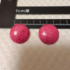 鮮やかなピンクのイヤリングのサムネイル