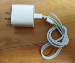 Apple 20W USB-C充電器とLightningケーブルのサムネイル
