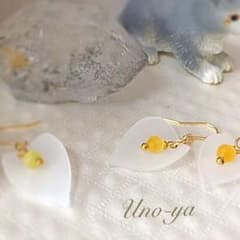 オレンジジェイドの花びらピアスのサムネイル