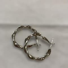 ツイスト フープピアス シルバーカラーのサムネイル