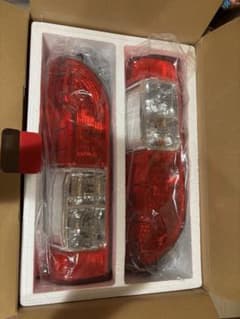 ハイエース 純正テールランプ 左右セットのサムネイル