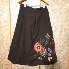 早いもの勝ち！大きいサイズ　ウエスト109～117　黒刺繍スカート　裏地付きのサムネイル