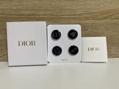 ノベルティ Dior ピンバッジ 4点セット - メルカリ