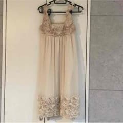 ベージュドレスのサムネイル