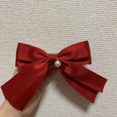 赤いリボンのバレッタのサムネイル