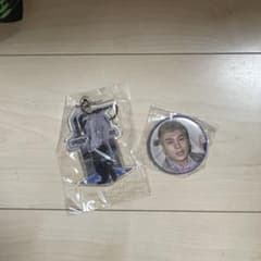 アクリルキーホルダーと缶バッジセットのサムネイル