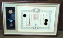 叙勲額 勲章 賞状 豪華額縁 大 菊の御紋 額 ※佩用金具付 - メルカリ