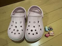 Crocs キッズ サンダル ピンク ジビッツ付き　C12 18.5センチのサムネイル