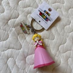 SUPER NINTENDO WORLD ピーチ姫 キーホルダー - メルカリ