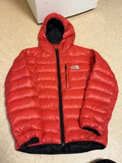 THE NORTH FACE レッド ダウンジャケット Mのサムネイル