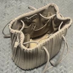 ベージュ プリーツ ショルダーバッグのサムネイル