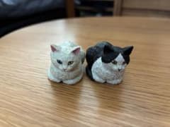 はしもとみお　猫の彫刻　シロ　ハチワレ2体セット ガチャのサムネイル