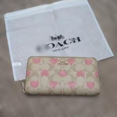 COACH ハート柄 長財布 ベージュ/ピンク！本日価格 - メルカリ