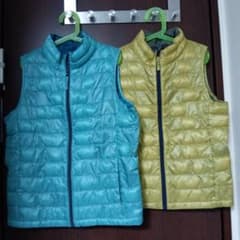 値下げます【美品】ユニクロ ダウンベスト 青 黄 2色セットのサムネイル