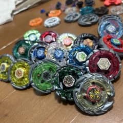 メタルファイトベイブレード 16個　+ パーツのサムネイル