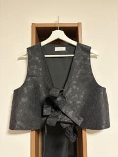 【美品】SANSALF フラワー刺しゅう　ベストのサムネイル