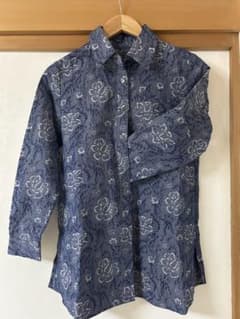 花柄ネイビー　長袖シャツのサムネイル