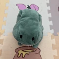 恐竜デザインのぬいぐるみのサムネイル