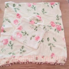 ローラアシュレイ 花柄フリースブランケット ひざ掛け（収納バッグ付き