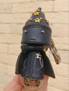 PRADA 星型装飾 キャラクターキーホルダー ユニセックス - メルカリ
