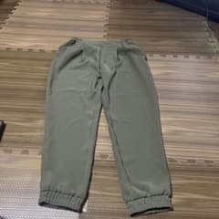 試着のみ　カーキ色パンツ