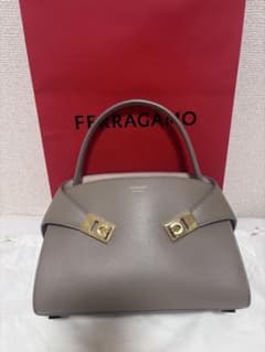 FERRAGAMO フェラガモ Hug ソフト バイカラーハンドバッグ XSのサムネイル