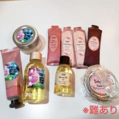 산리오 헬로 키티 콜라보 외 그린 로즈 바디 케어 세트 (1 점 * 어려움 있음)