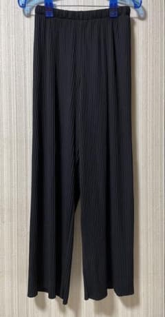 ユニクロ　プリーツストレートパンツ　Mサイズ　黒（丈標準62.5～64.5cm）のサムネイル