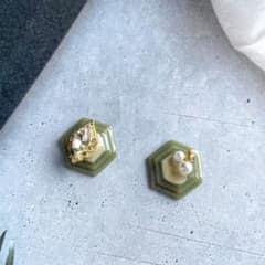 オリーブ 緑色 ボタン風 ピアス イヤリング ⟡.·*.のサムネイル