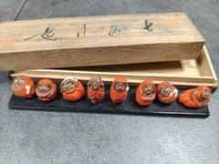 縁起物】七転八起 だるま 置物 8体セット 木箱付き 昭和レトロ - メルカリ