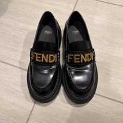 のまないシリカFENDI ローファー ブラック ゴールドロゴ のまないシリカ様専用FENDI ローファー ブラック ゴールドロゴ - メルカリ