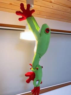 しがみつくカエル 親子ぬいぐるみのサムネイル