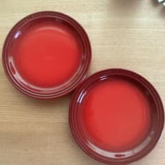 【新品.未使用】LE CREUSET レッド皿 2枚19cmのサムネイル