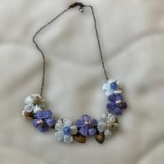 花モチーフ ネックレス 紫 白