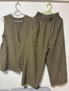 【最終値下げ】カーキ パンツセットアップ ジレ ワイドパンツのサムネイル
