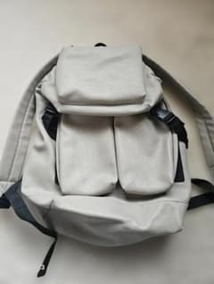 美品 グレー 合成皮革 リュックのサムネイル