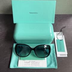 【Tiffany & Co.】ティファニーブルーと横のジュエルが輝くサングラスのサムネイル