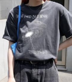 andme 宇宙プリント半袖Tシャツ　Mサイズのサムネイル