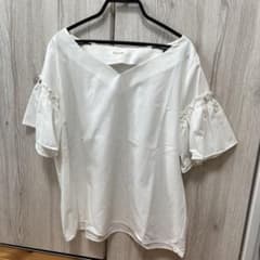 新品　Rewde ビジュー付きフレアスリーブブラウス ホワイトのサムネイル