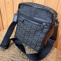 COACH ショルダーバッグ ミニシグネチャーブラック 斜めがけ　F70698 COACH ショルダーバッグ ミニシグネチャーブラック 斜めがけ F70698