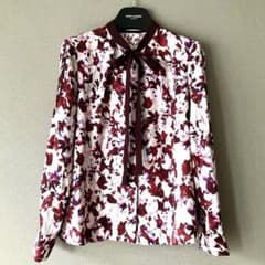 【美品】PINKY&DIANNE ボウタイ グラフィカルフラワープリントブラウス 美品】PINKY&DIANNE ボウタイ グラフィカルフラワープリントブラウス